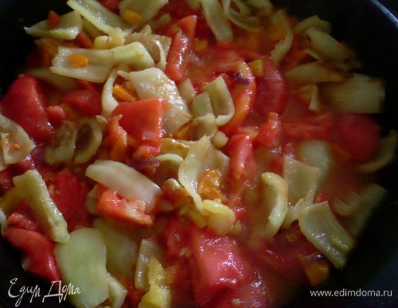 Приготовить лечо - почистить и порезать морковку, нарезать лук, очистить перцы от семян и нарезать произвольными кусочками - у меня каждая половинка на три части вдоль и еще пополам. Нарезать немного сельдерея (или хвостики от петрушки). 
Все обжарить до золотистого цвета. Добавить очищенный от кожицы произвольно нарезанные помидоры, соль, сахар и черный перец. Тушить пока помидоры не приготовятся. 