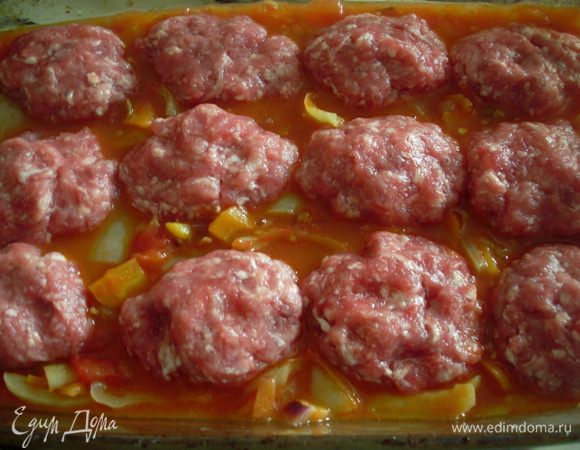 Выложить лечо в глубокую форму, на него выложить сырые котлетки. Поставить на 30-40 минут в духовку, пока котлетки не приготовятся.