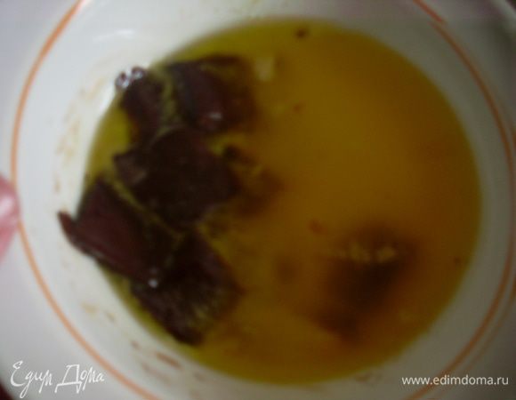 Растопить в микроволновке на режиме размораживания шоколад с маслом (ув меня ушло около 3 минут.