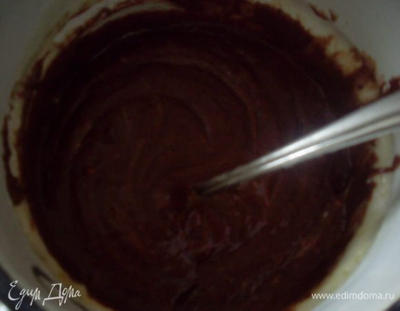 Взбить яйца с сахаром, добавить щепотку соли, просеять в них муку, осторожно перемешать. Добавить жидкий шоколад, смешанный с маслом, аккуратно размещать. 
Смазать маслом небольшую кастрюльку для микроволновки (верхний диаметр около 18 см), обсыпать ее мукой. Выпекать  в микроволновке на большой мощности 6 минут. Не открывать 3-5 минут.