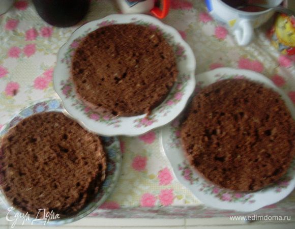 Перевернуть корж на тарелку, разрезать на 3 пласта.