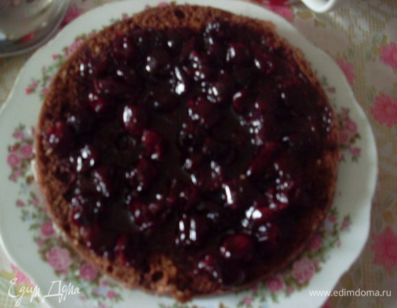 Вложить на нижний корж вишенки с сиропом.