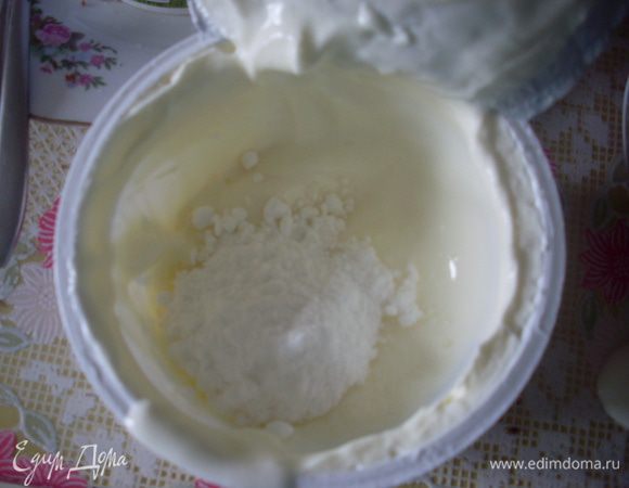 На верхний корж выложить 1/3 сметаны смешанную со столовой ложкой сахарной пудры. Украсить вишенкой.