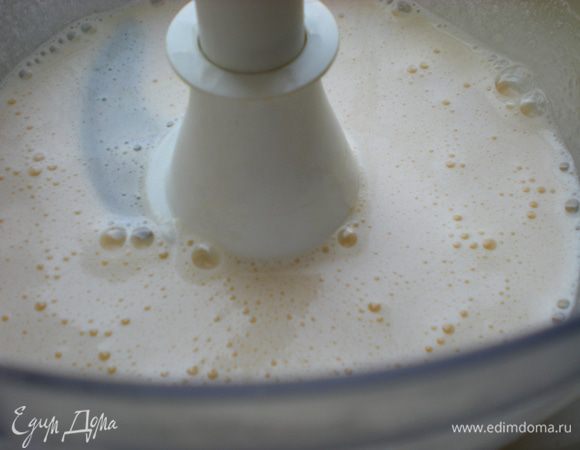 Яйца с сахаром растереть добела.