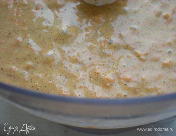 Затем морковь и муку. Перемешать до однородной консистенции. Подготовить форму - застелить бумагой для выпечки. Выпекать в предварительно разогретой духовке до 180* 40 - 45 минут.

