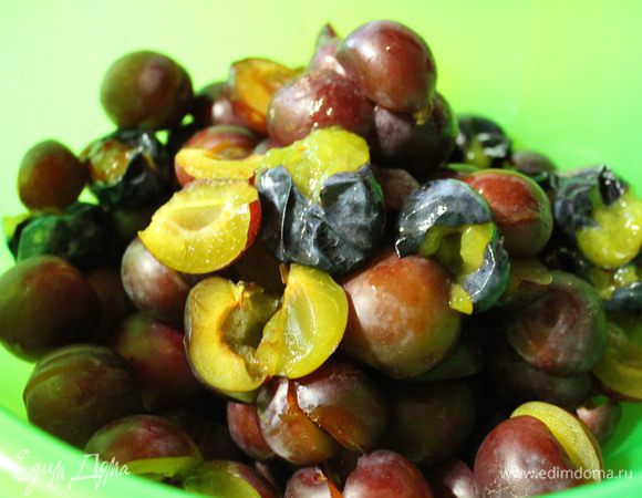 Сливу и алычу помыть, обсушить, вытащить косточки и перекрутить через мясорубку.