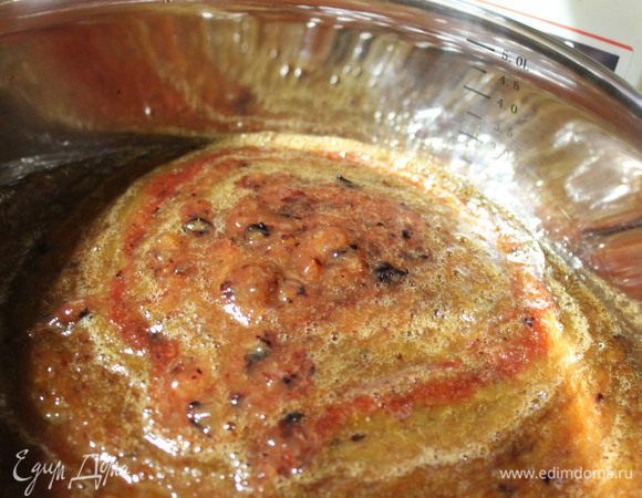 Ставим кастрюлю со сливами на огонь, добавляем сахар и доводим до кипения на медленном огне.