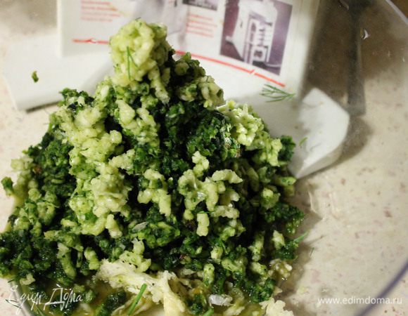 Укроп, кинзу, перец и чеснок пропустить через мясорубку.