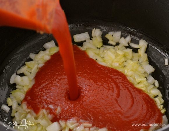 Начнем с приготовления соуса. Нашинкованные лук и чеснок начать обжаривать на оливковом масла (2-3 ст.л.) в глубокой кастрюле с толстым дном. Как только лук посветлеет, влить томатный соус (passata di pomodoro).