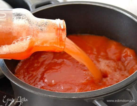 Затем заполнить ту же бутылку, в которой находился томатный соус, водой... И влить ее в кастрюлю. Добавить все остальные ингредиенты для соуса. Лавровый лист, сахар, соль и перец (при желании, базилик).