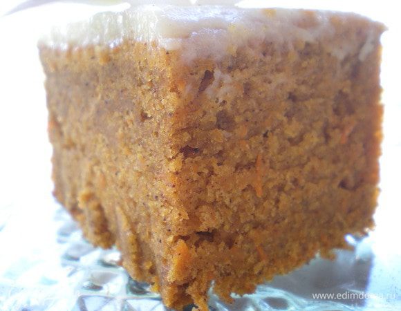 Не до конца остывший крем выкладываем на пирог и даем постоять пару часов. Приятного аппетита!