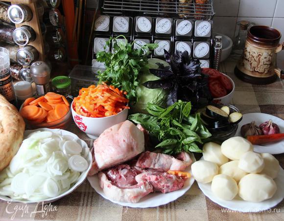 Для басмы можно брать любое мясо, способное «достойно» вести себя при длительной термообработке, и любые овощи. Я расскажу, как готовила сама.