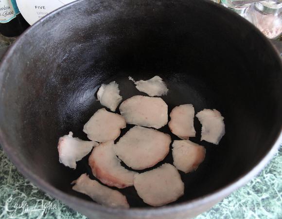 Дно казана застелите тонкими пластинками курдючного сала. Можно взять любое сало или даже масло — главное, чтобы в первые минуты, когда казан набирает температуру, мясо не прилипло и не пригорело ко дну и стенкам. Да и на вкусе это скажется положительно. Забегая вперед: когда я подавала готовое блюдо, ни кусочка сала не нашла — все вытопилось.