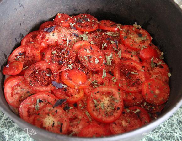 Томатный сок для мяса тоже только на пользу. Так что поверх лука разместите помидоры. Свежие хороши сочностью, а для усиления вкуса я добавила столовую ложку сушеных. Можно добавить и сушеного базилика, а вот свежему здесь не место.