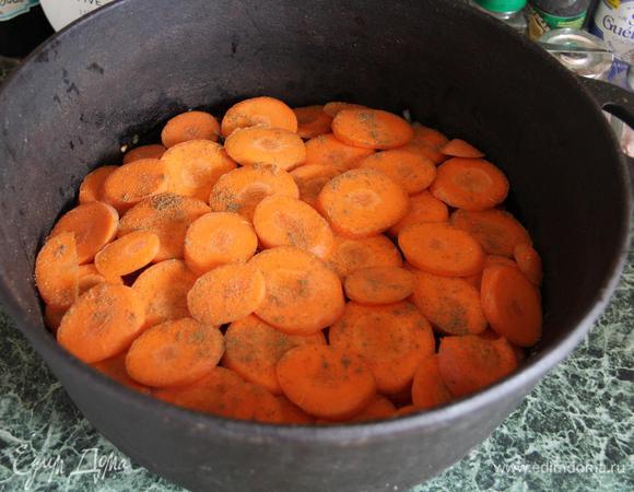 Но вот ведь незадача: у нас в казане одновременно присутствуют и помидоры, и картошка. Знаете, что будет, если готовить картошку вместе с помидорами? Картошка станет резиновой и жесткой. Так что нужно сделать так, чтобы они не контактировали. Поэтому морковь нарежьте тонкими кружочками и укройте ей слой томатов. Морковь я посыпала зирой, но на этот раз мелко смолотой.