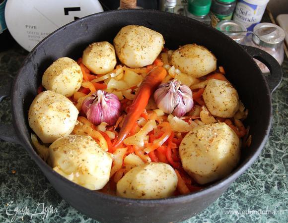 Поверх перца разложите картошку, хорошо посоленную и приправленную, я обваляла ее в сванской соли, а затем еще немного посыпала прованскими травами. Чеснок и острый перчик — сюда же.