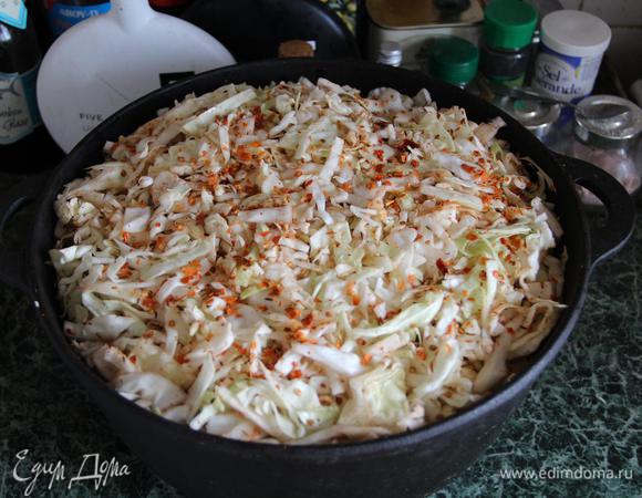 С кочана капусты аккуратно срежьте крупные верхние листы. Оставшийся кочан нашинкуйте, возьмите крупную (в моем случае морскую) соль и «жамкайте» капусту до мягкости. Эта процедура еще необходима для уменьшения ее объема, а то и так в казан уже ничего не помещается. К капусте я добавила тмин, паприку и табаско. Выложите капусту в казан.