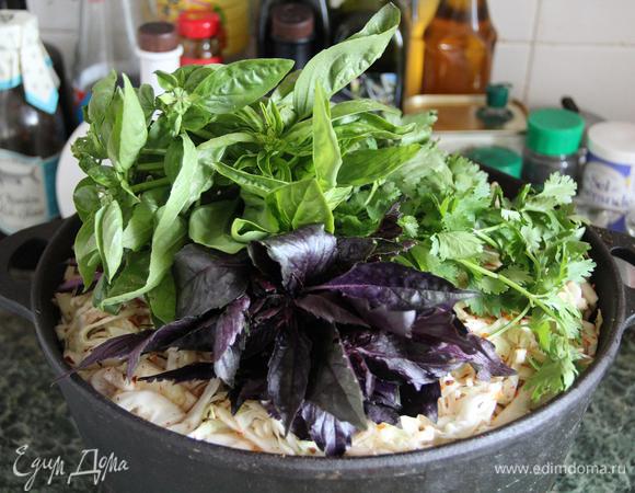 На самый верх положите свежую зелень. Она полностью разварится и отдаст свой аромат блюду, так что пучки лучше и не развязывать вовсе.