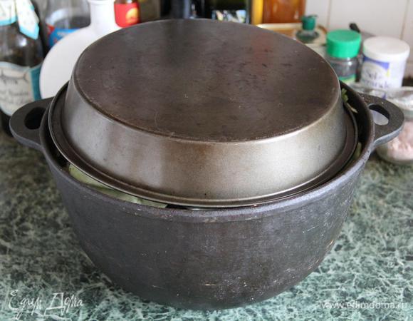 Название блюда «басма» происходит от глагола «придавить». Соответственно, нам нужно чем-то прижать овощи. У меня нашлась форма для запекания подходящего размера, можно взять тарелку. Главное, чтобы казан был закупорен абсолютно герметично. По краям формы я плотно выложила полотняные салфетки.