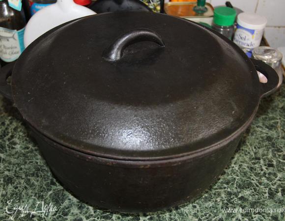 Казан закрыт. Но для максимальной изоляции пара я сделала так: на крышку водрузила форму для выпечки хлеба вверх дном, на получившуюся площадку поставила чугунную сковороду-гриль, а в нее — кастрюлю, доверху наполненную водой. Уже потом пожалела, что не догадалась запечатлеть эту вавилонскую башню. Поставьте казан на средний огонь. Дождитесь, когда содержимое закипит. Я еще проверяю, трогаю крышку. Как только она станет теплой, можно убавлять огонь до самого медленного. Готовиться все будет в зависимости от качества мяса и объема овощей — 1,5–3 часа. Мой казан стоял на огне 2,5 часа. Во время приготовления никакого кипения в казане быть не должно! Как понять, что готово? По запаху — он будет умопомрачительным!