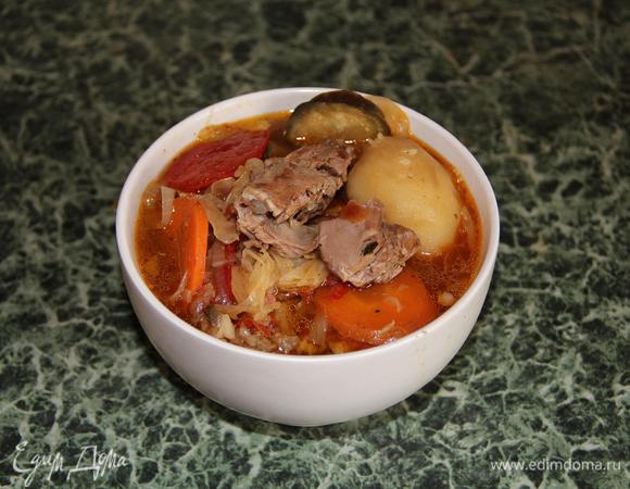 Казан открывайте аккуратно, чтобы не обжечься паром. Соберите сверху капустные листы и распаренную зелень, они свою задачу выполнили. Аккуратно выложите в блюдо картошку — она осталась неразваренной (видимо, все же немного повлиял сок от помидоров). Выньте чеснок, я его сразу выдавила на тарелку, размяла ложкой и вернула в казан. Острый перец я выбросила, он был свежий и выварился полностью. Аккуратно достаньте мясо, извлеките кости и нарежьте его на небольшие кусочки. Верните мясо в казан, аккуратно перемешайте овощи, картошку тоже можно обратно положить. Положите себе в пиалу всего понемногу. Можно отдельно подать бульон. Будет вкусно!