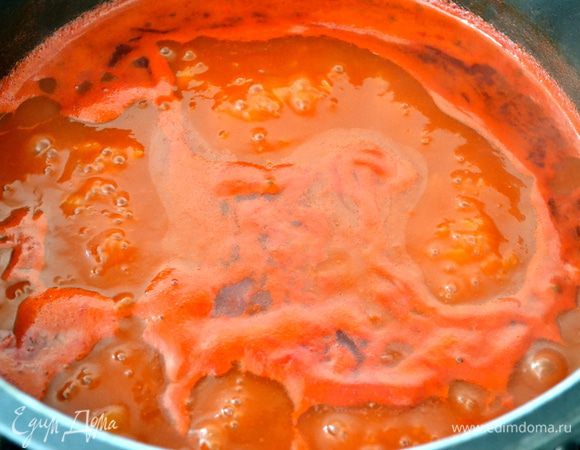 Довести соус до кипения, уменьшить огонь, накрыть крышкой и приступить к приготовлению тефтелек.