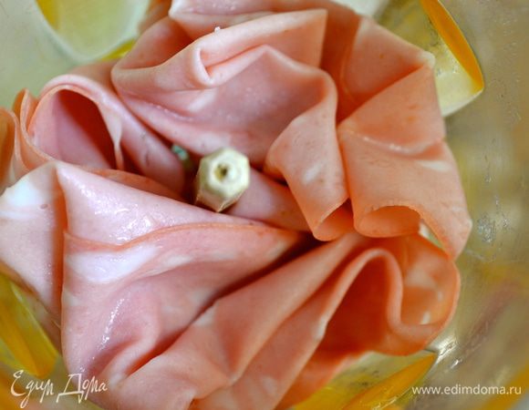 Колбасу измельчить в блендере.