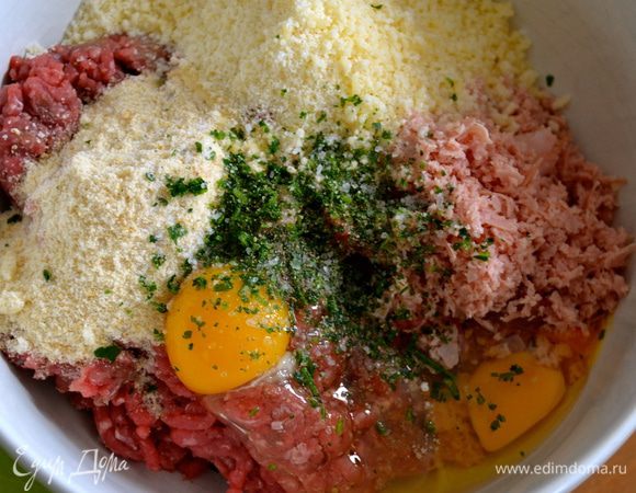 Добавить яйца, петрушку, посолить и поперчить по вкусу.