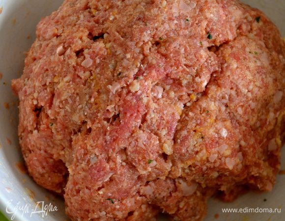 Руками как следует смешать фарш. 