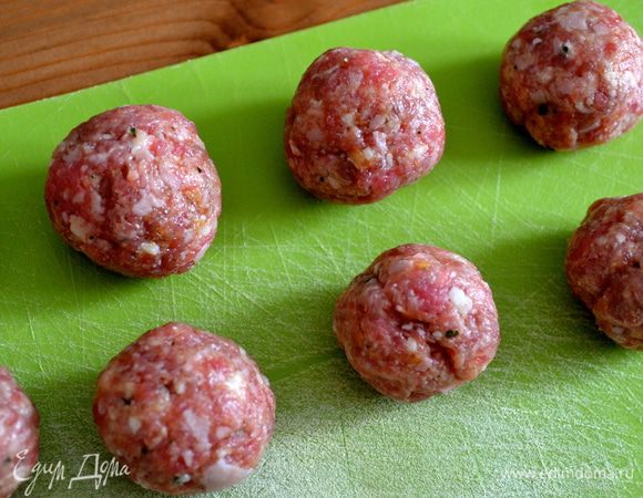 И затем из него сформировать много маленьких тефтелек, размером не больше грецкого ореха. (мне всегда в этом деле "лепки" тефтелек очень помогает старшая дочка, так получается и быстрее и веселее! ;)) )