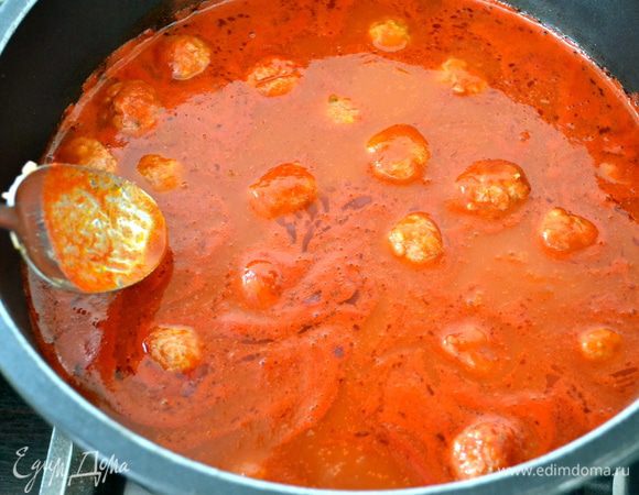 Готовые тефтельки выложить осторожно в кипящий соус. Помогая себе аккуратно ложкой, позволить им всем разместиться в кастрюле. Накрыть крышкой.