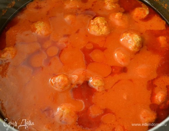Тушить тефтельки на несильном огне в соусе 1 час.