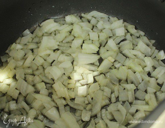 Лук мелко порубить и слегка обжарить на оливковом масле.