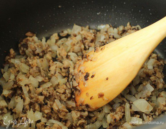 Жарить 5-7 минут постоянно помешивая лопаткой.