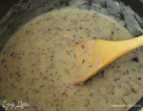 Добавить воду, хорошо размешать, чтобы не было комков. Варить 10-12 минут. Влить молоко, довести до кипения, варить 3 минуты. Убрать с огня и охладить до комнатной температуры. 