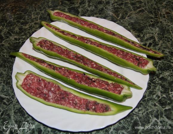 Разбалтываем яйца, добавляем немного рисовой муки. Разогреваем хорошенько масло на сковороде. Я не смогла придумать, как окунать в кляр такие здоровые перцы, поэтому просто взяла силиконовую кисточку и хорошенько, по нескольку раз смазала перчики.
На сковороду выкладываем перцы фаршем вниз. Если будут пытаться переворачиваться, надо возвращать их обратно : )) Сразу после того как кляр схватился, я убавляла огонь с сильного до ниже среднего.
Жарим, пока кляр не распушится, а запах не станет крайне аппетитным : )) После этого переворачиваем перцы фаршем вверх и немного жарим другую сторону.