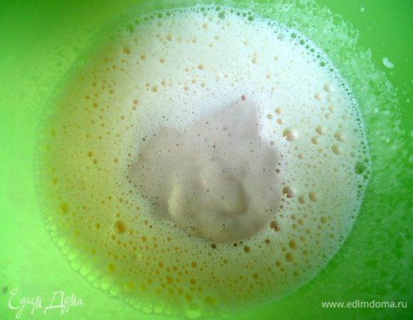 Остальное молоко смешать с яйцами, сахаром, солью и маслом, перемешать. Добавить опару. 
