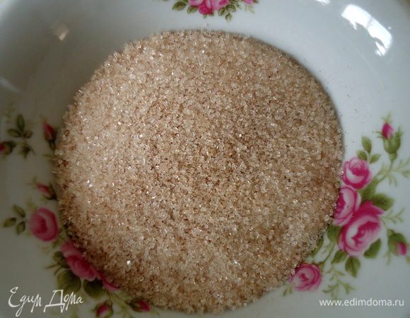 Подготовить сахар с корицей, смешав их вместе.