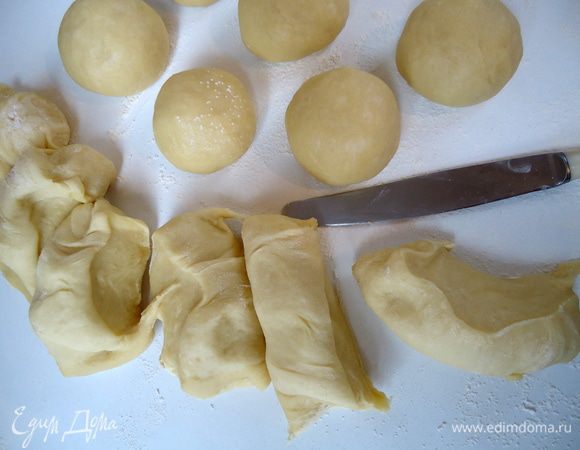 После, выложить тесто на припыленный мукой стол, разделить на кусочки.