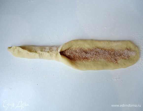 Насыпать по центру коричный сахар и защипнуть в жгут.
