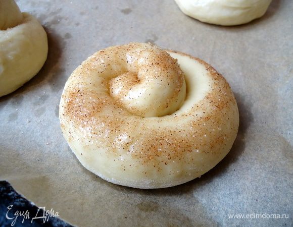Таким образом, подготовленные плюшки выложить на противень смазанный маслом или застеленный пекарской бумагой. 
Выпекать в заранее разогретой духовке при 200 гр. ~ 25-30 минут.
