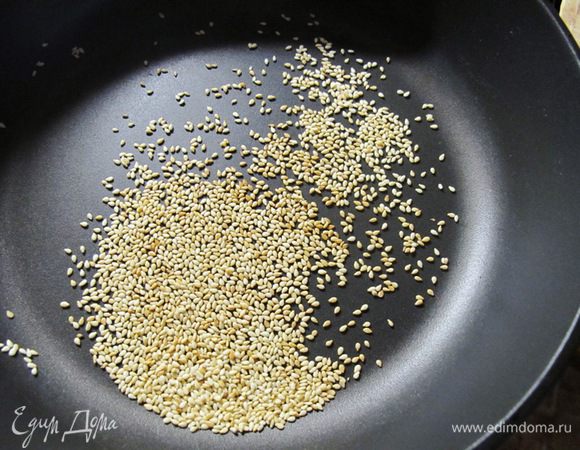 Пока варится рис, займемся лососем. Для начала на сухой сковороде обжарим кунжут.