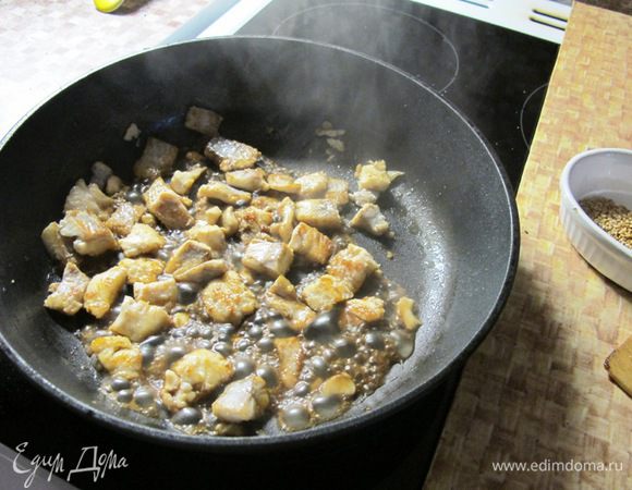 Небольшими кубиками нарезаем лосось и обжариваем на горячей сковороде с одной стороны. Затем переворачиваем, добавляем соус Терияки. Соус быстро карамелизируется и лосось приобретает красивый бронзовый цвет.