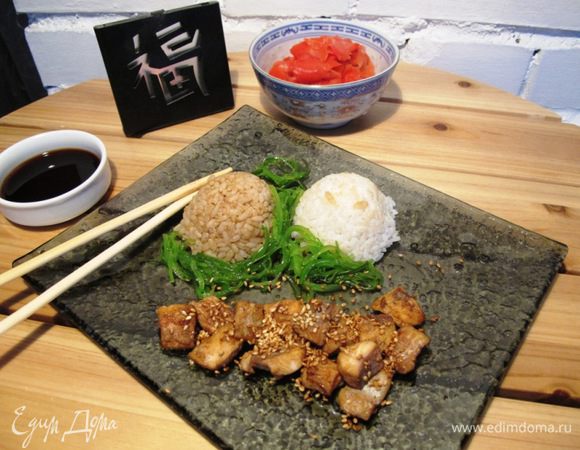 Рис делим на две части. В одну добавляем соевый соус. Сервируем на блюде белый и коричневый рис раздельно. Лосось посыпаем жареным кунжутом. Украшаем чукой и маринованным имбирем. Отдельно подаем соевый соус.
Itadakimasu!