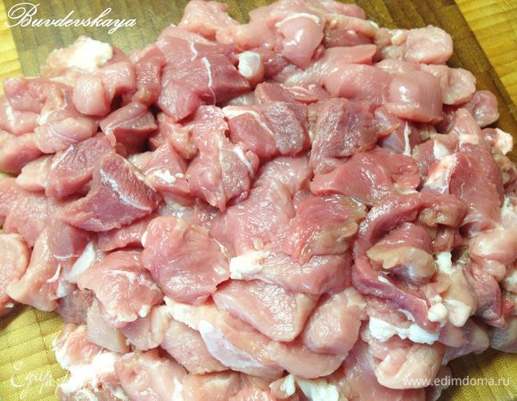 Телятину помыть, обсушить и порезать на небольшие кусочки (кубики или ломтики). В кастрюле с толстым дном или казане разогреть топленое масло и обжаривать в нем мясо до появления золотистой корочки.