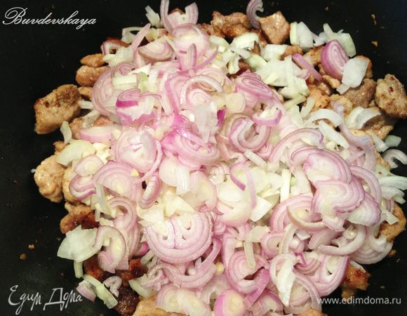 Лук помыть, очистить и нарезать полукольцами. Если Вы используете обычный репчатый лук, то его стоит порезать помельче. Чеснок очистить, раздавить плоской стороной ножа и мелко нарезать. Добавить к мясу.