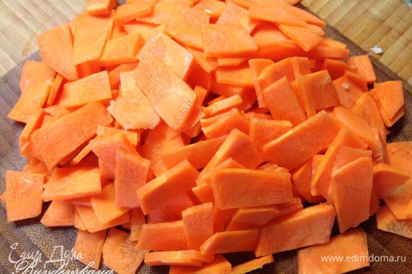 Морковь помыть, почистить и порезать небольшими кусочками. Также добавить к мясу и луку.