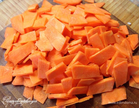 Морковь помыть, почистить и порезать небольшими кусочками. Также добавить к мясу и луку.