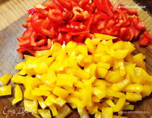 Сладкий перец помыть, удалить сердцевину и нарезать маленькими кубиками.