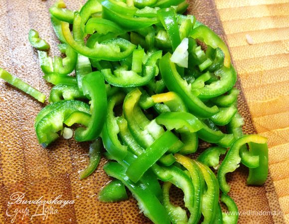 Острый перец Чили вымыть, очистить от семян и мелко нарезать.